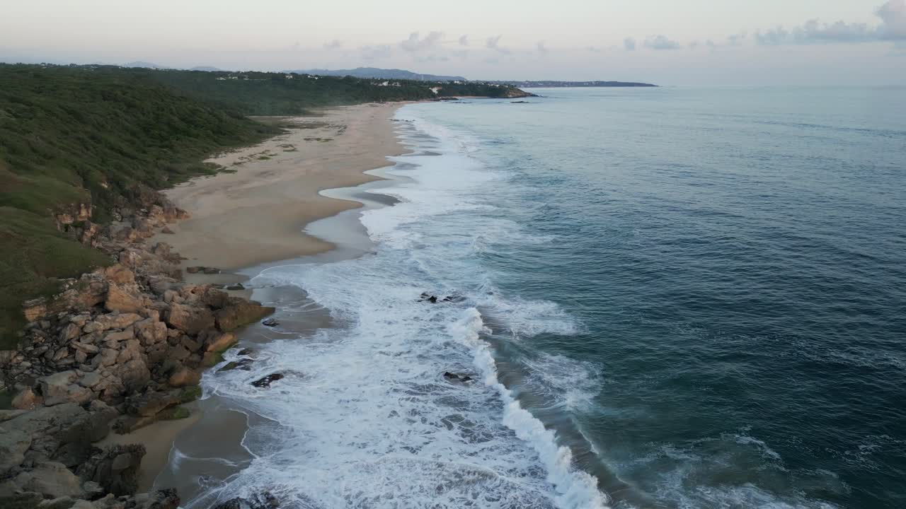 aerial de dunas de arena aisladas playa solitaria en méxico oaxaca puerto escondido al atardecer