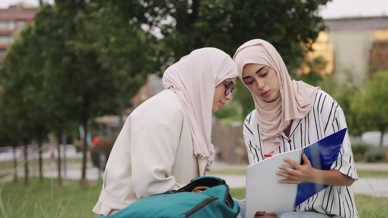Wanita muslim belajar di luar ruangan