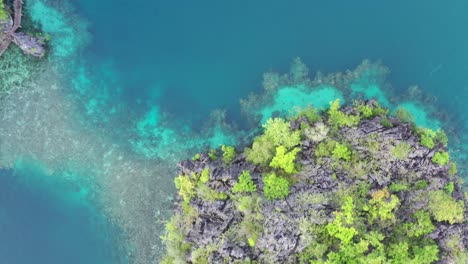 Aerial-view-of-dramatic-karst-scenery-and-turquoise-water-at-Twin-Lagoon-in-Coron-Island,-Palawan,-Philippines