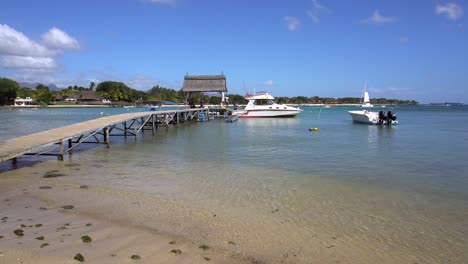 Fischerboot-Vor-Anker-Am-Steg