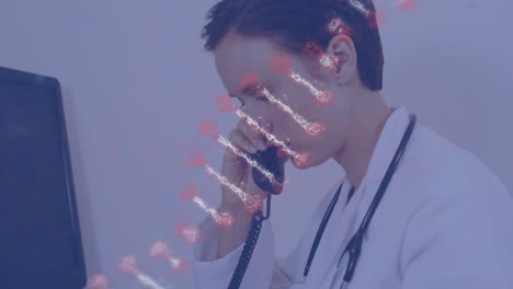 animación de una cadena de adn sobre una doctora usando un teléfono inteligente
