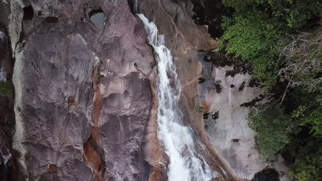 Toma-Aérea-De-La-Cascada-De-Guaratuba,-Alejándose-De-Un-Primer-Plano-A-Un-Plano-General