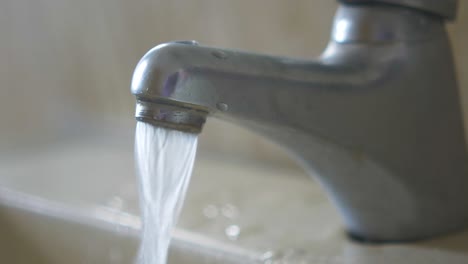agua que fluye de un grifo