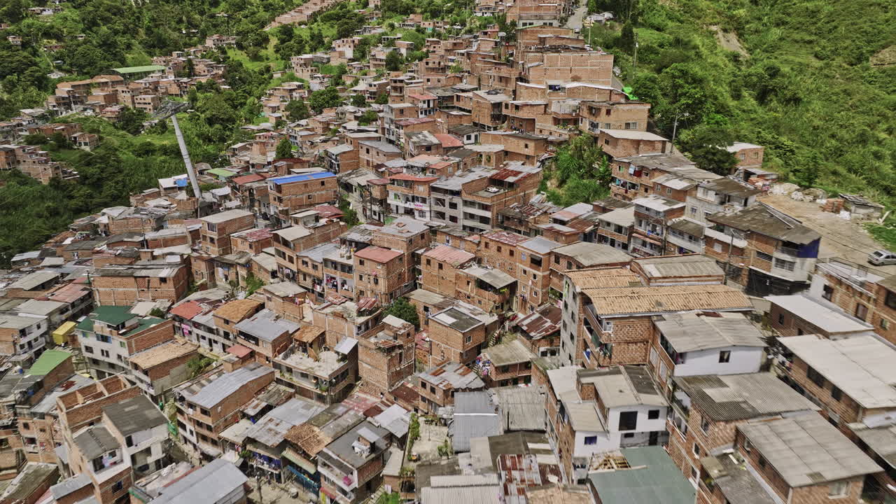 메델린 콜롬비아 에어리얼 v28 플라이오버 후안 xxiii와 라 브라는 언덕 지형의 집을 포착하고 언덕을 넘어 산타 마가리타 주거 공동체를 드러니다.