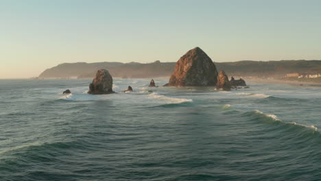 disparo aéreo hacia las pilas de rocas de heno del mar