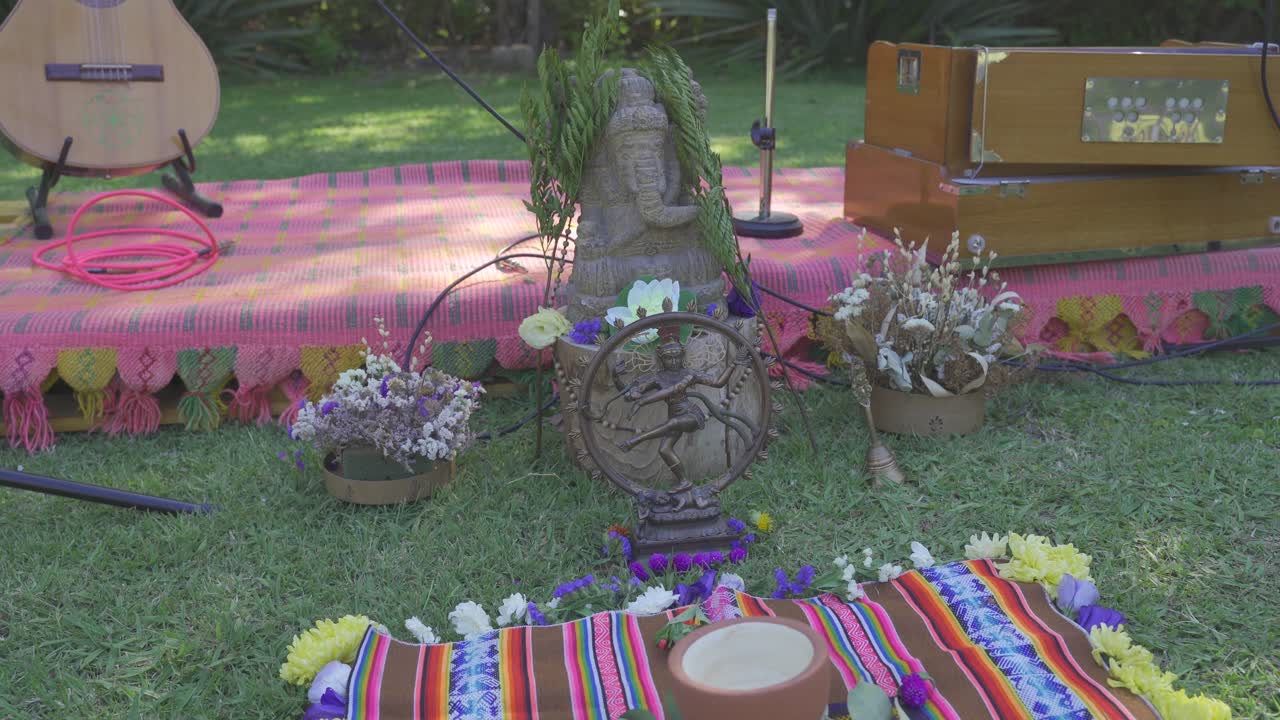 santuario hindú de color sagrado al aire libre e instrumentos musicales 4k