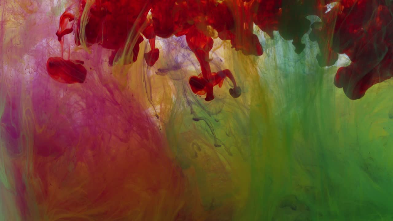 colores abstractos pintura gotas de tinta en el agua se extiende imágenes en cámara lenta con fondo blanco