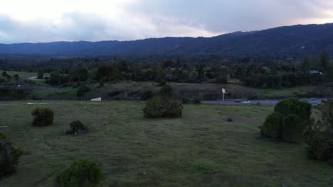 Camiones-Con-Drones-A-La-Izquierda-A-Través-De-Las-Onduladas-Colinas-Del-Norte-De-California-Durante-La-Hora-Dorada