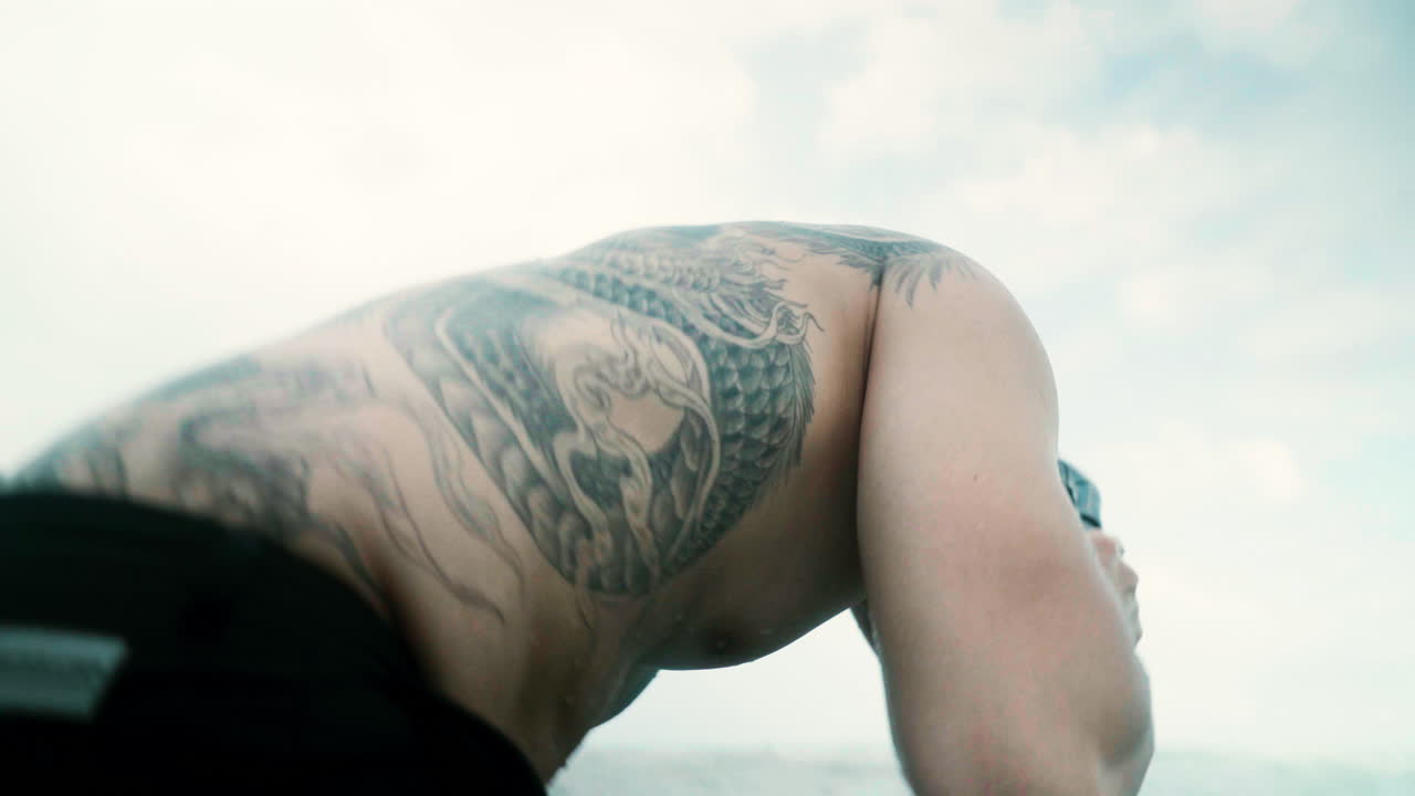 바다에서 다이빙하는 남자