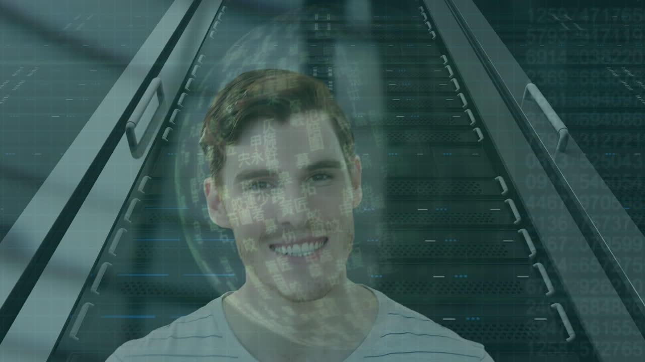 animación del procesamiento de datos sobre el hombre de negocios en la sala de servidores