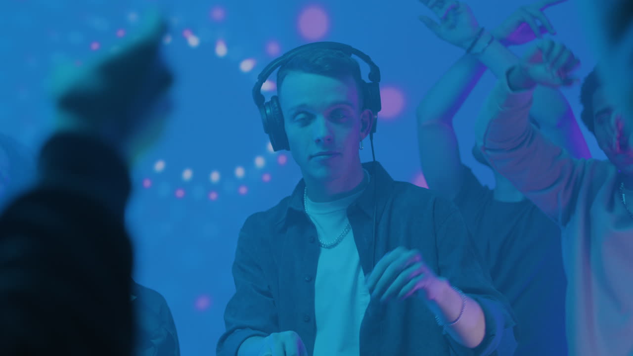 디스코에서 일하는 dj