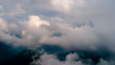 sappada, italia, esquina noreste de los alpes dolomitas. vuelos aéreos de drones fpv.