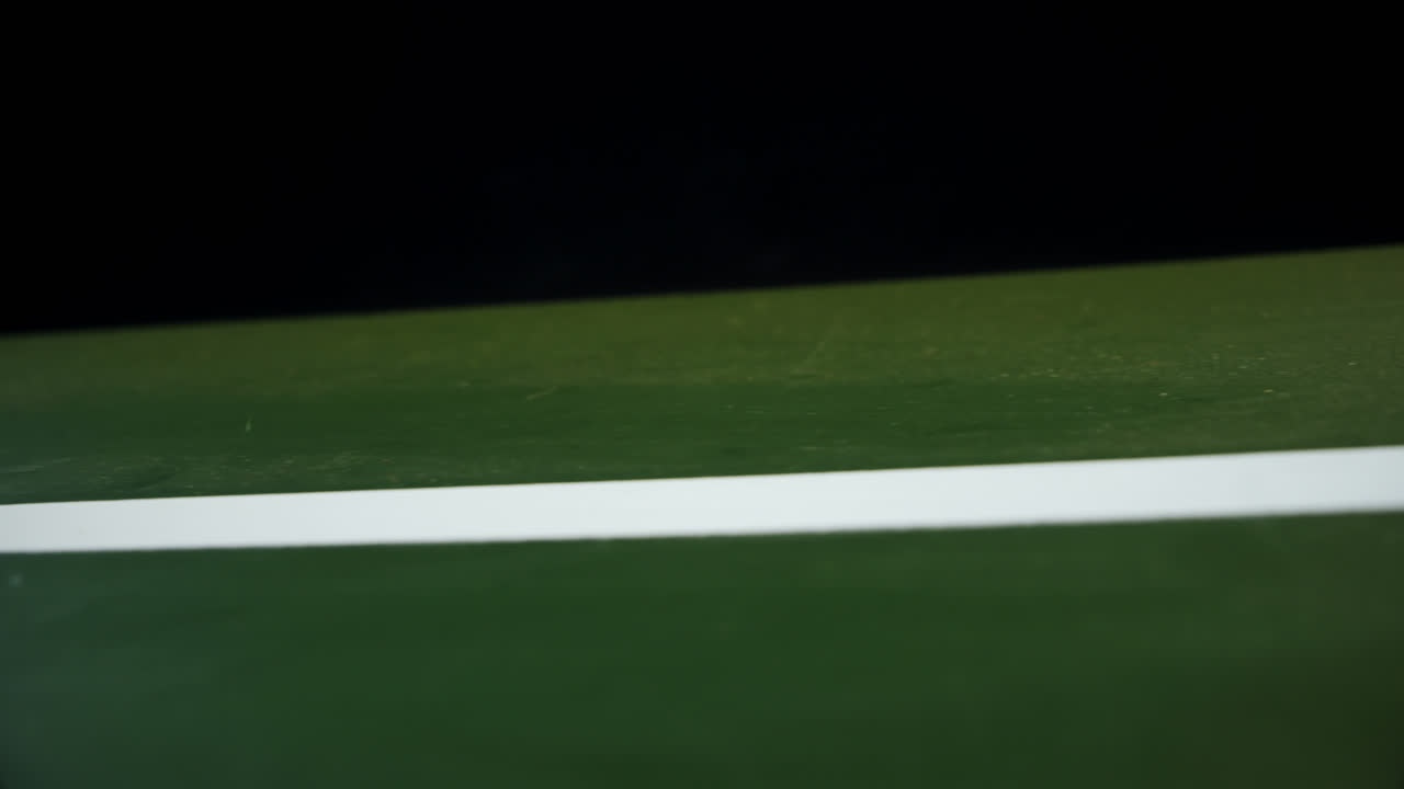 코트에서 뛰고 있는 테니스 공 4k