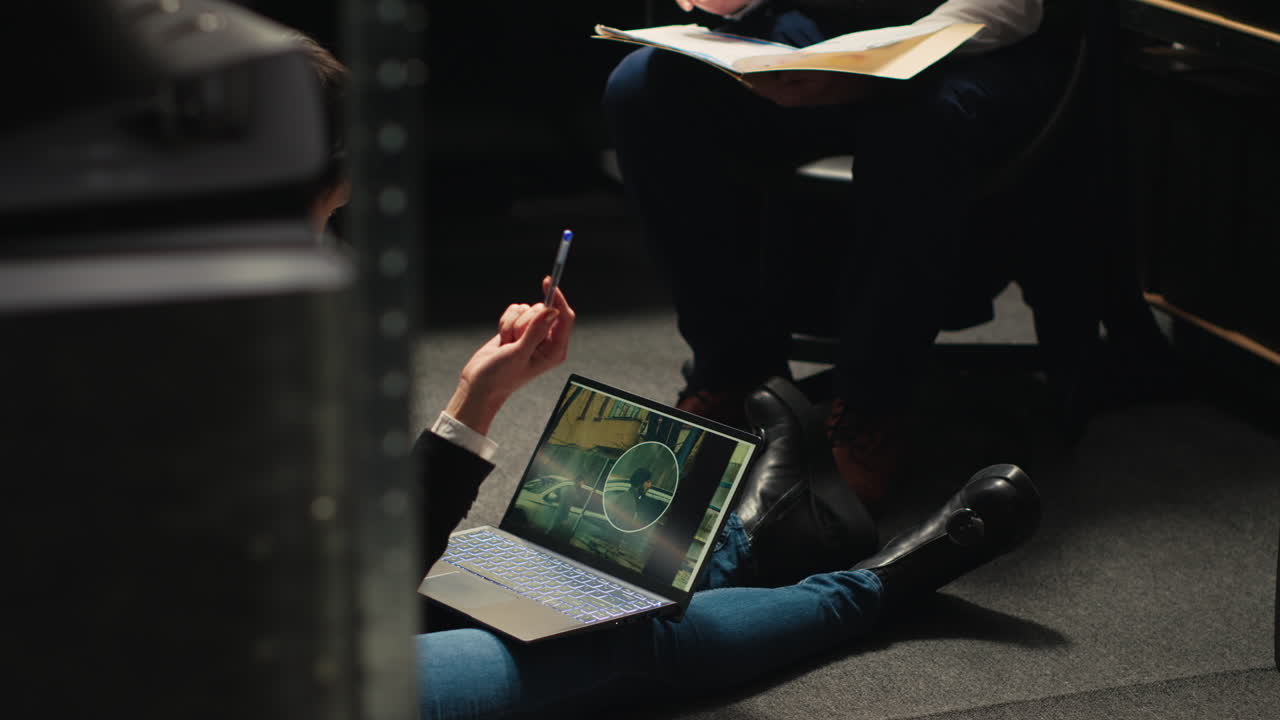 personas que trabajan en una oficina