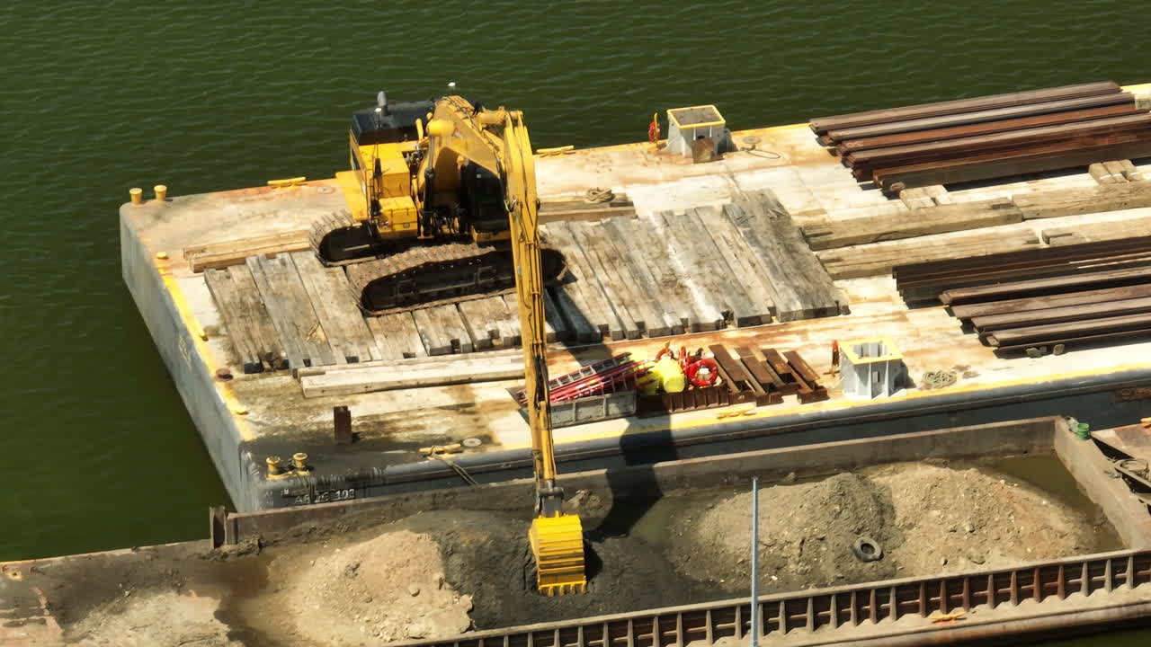 Macchinari pesanti su una chiatta, in costruzione sul fiume Mississippi inquinato