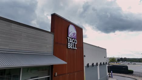 taco bell restaurant exterior
