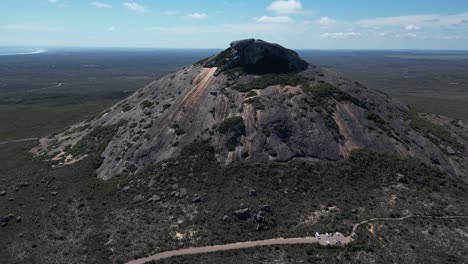 Toma-De-Drones-De-Una-Formación-Rocosa-Distintiva-En-La-Montaña-Francesa-En-El-área-De-Cape-Le-Grand,-Australia-Occidental