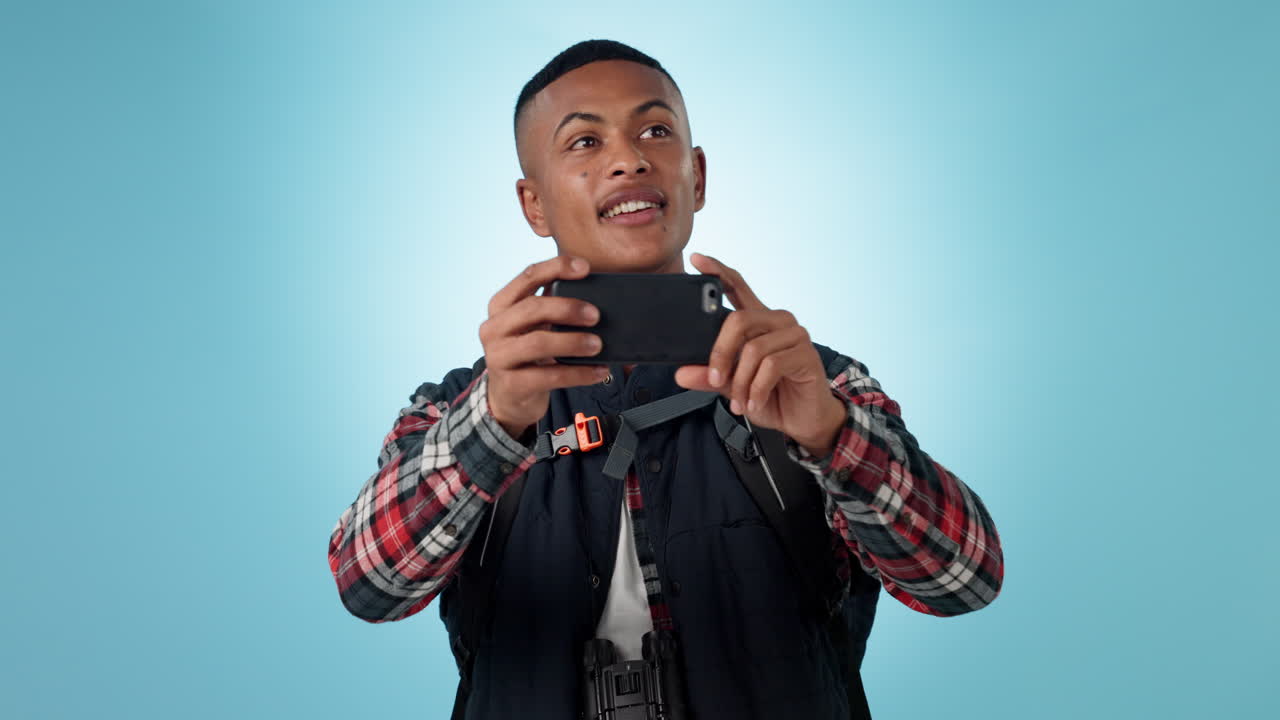 여행, 산책 및 사진과 함께 한 남자