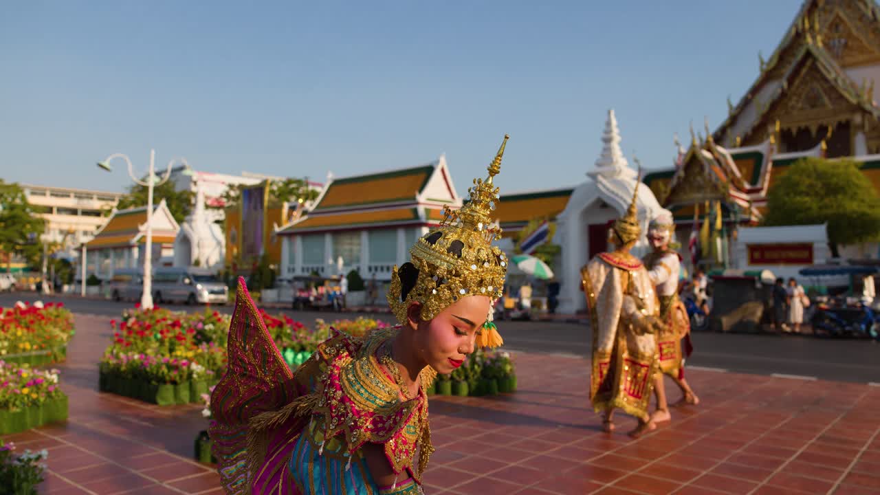 Danzatrice Tradizionale Thailandese che si Esibisce Davanti alla Grande Altalena