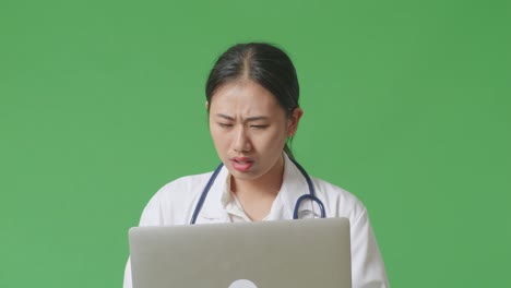 을 보고 있는 의사