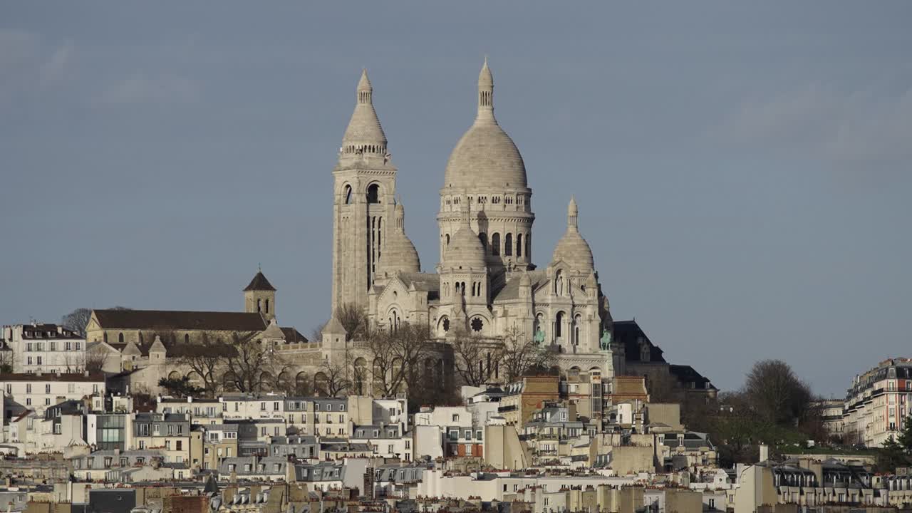 유럽 도시의 언덕 꼭대기에 있는 교회의 슈퍼 줌 망원 보기 hd 30p