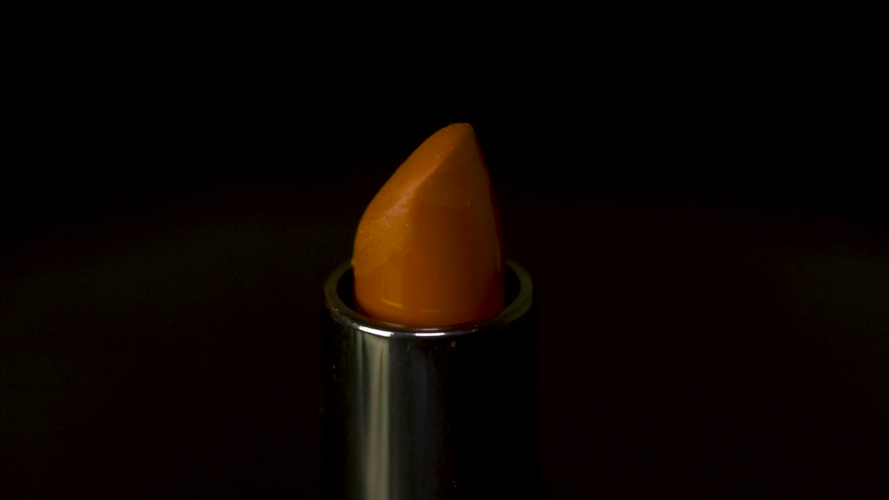 Primo piano di un rossetto arancione