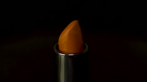 primer plano de un lápiz labial naranja