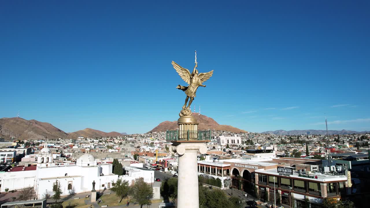 toma orbital del monumento a la paz en el centro de la ciudad de chihuahua, méxico