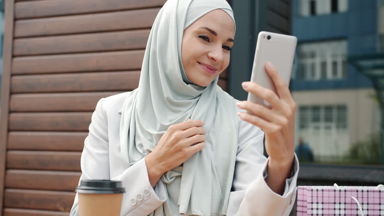 una mujer tomando una selfie en un café.