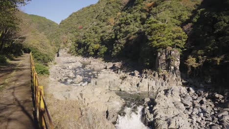 valle del río mukogawa a lo largo de la caminata del ferrocarril fukuchiyama, otoño en japón