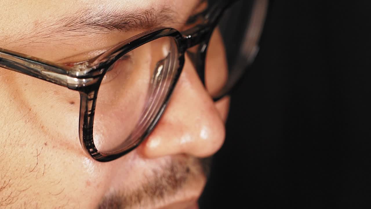 primer plano de una persona que lleva gafas