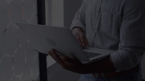 animación de hombres usando una computadora portátil