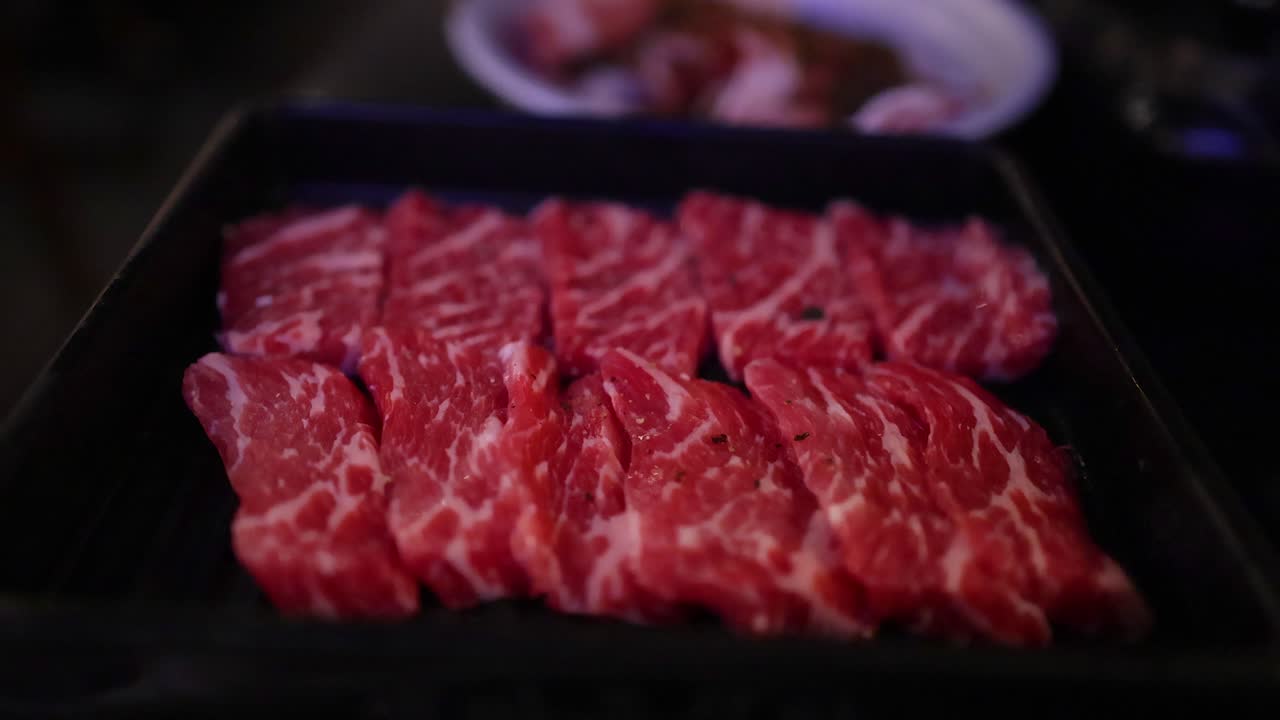 동물원 의 그릴 에 있는 생고기 조각