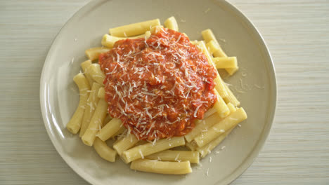 pasta rigatoni con salsa boloñesa de cerdo - estilo de comida italiana