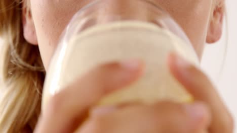 Woman-having-smoothie