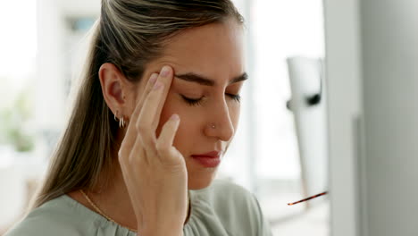 dolor de cabeza, agotamiento o fatiga de la mujer en la computadora