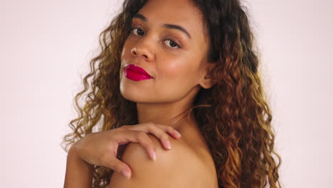 belleza, maquillaje y rostro de mujer en el estudio