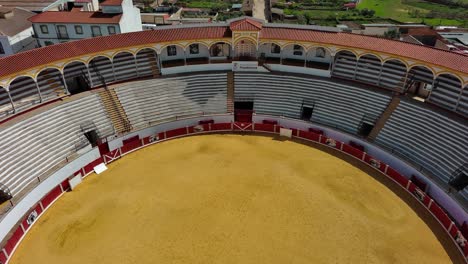 Plaza-De-Toros-De-Pozoblanco-En-Córdoba,-Mostrando-La-Arena-Y-Asientos-Bajo-Un-Cielo-Despejado,-Vista-Aérea