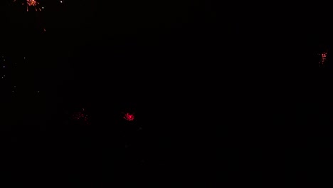 toma súper amplia de varios fuegos artificiales de nochevieja disparados al mismo tiempo en rotterdam, países bajos