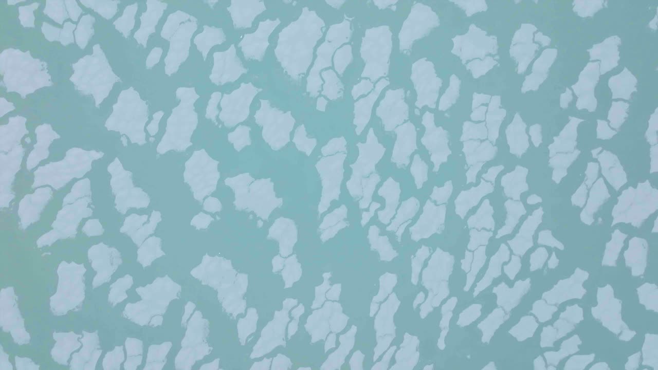 vista aérea sobre bloques de hielo en el lago michigan, chicago, ee.uu. - de arriba hacia abajo, disparo de drones