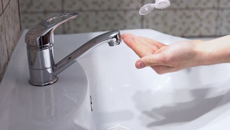 un hombre se pone un gel desinfectante en las manos, prevención del coronavirus