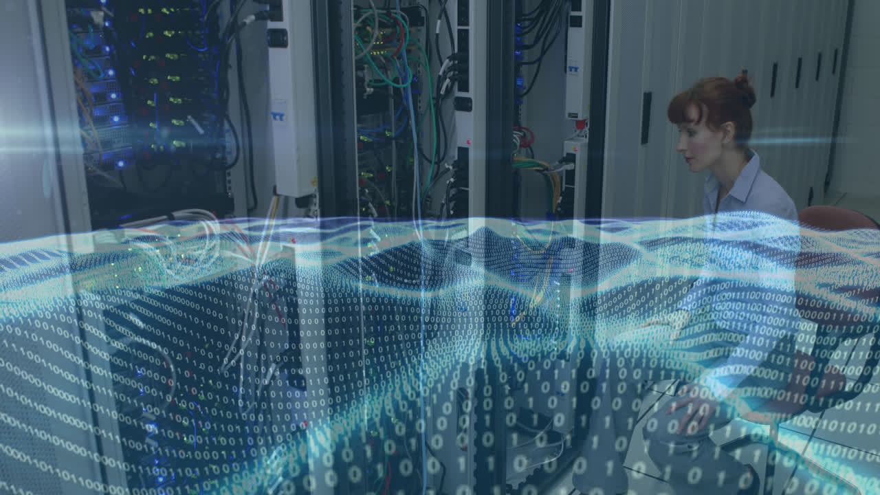 animación de terreno hecha de números sobre mujer caucásica trabajando en la sala de servidores
