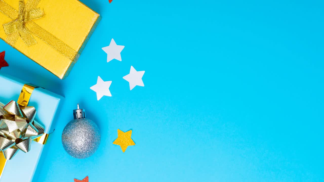 크리스마스 장식, 선물 및 파란색 배경에 복사 공간의 애니메이션