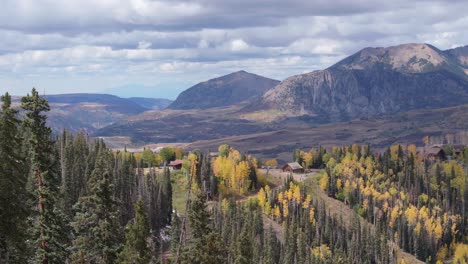 Small-hut-on-hill,-beautiful-Fall-colours-in-Telluride,-Colorado