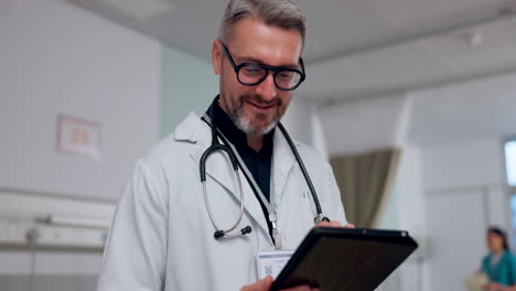 médico, hombre y tableta para el servicio de atención médica