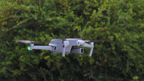 Drones-Volando-Y-Girando,-Equipo-Para-Vigilancia,-Seguridad-Y-Fotografía-Aérea-Dispositivo-Futurista