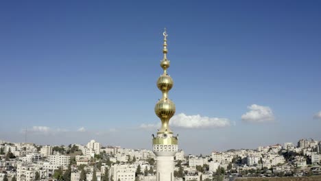el minarete de la torre de la mezquita dorada en beit hanina, jerusalén, aéreo