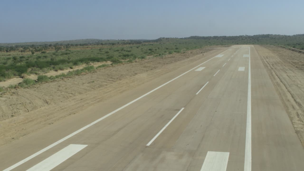Vista aérea ao longo da pista de asfalto vazia do Aeroporto de Thar