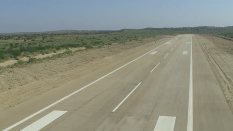 vista aérea a lo largo de la pista de aterrizaje vacía del aeropuerto de thar