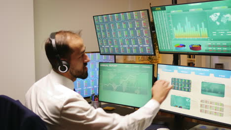 la parte trasera del hombre de negocios con auriculares en la oficina de casa